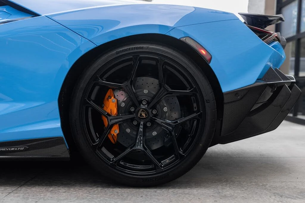 2026 Lamborghini Revuelto - Image 17 of 31