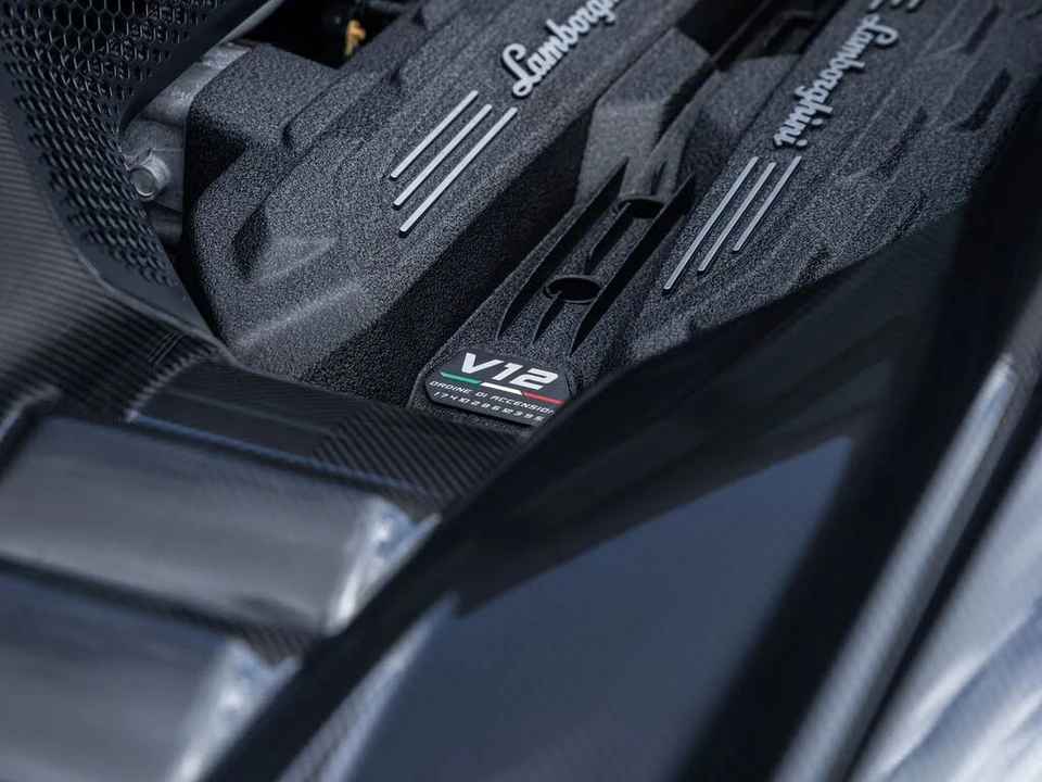 2026 Lamborghini Revuelto - Image 19 of 31