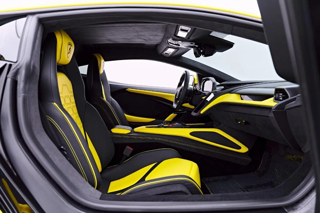 2026 Lamborghini Revuelto - Image 17 of 31