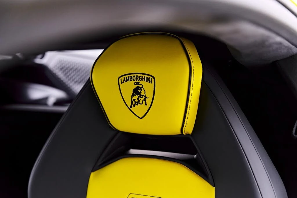 2026 Lamborghini Revuelto - Image 21 of 31