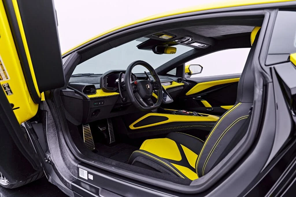 2026 Lamborghini Revuelto - Image 15 of 31