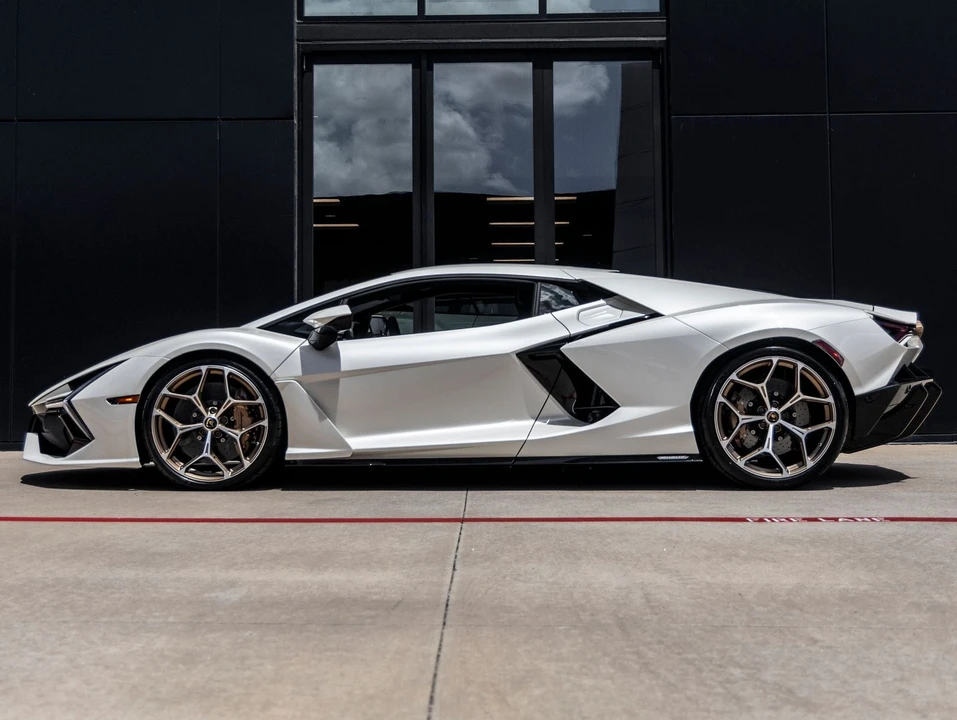 2026 Lamborghini Revuelto - Image 10 of 31