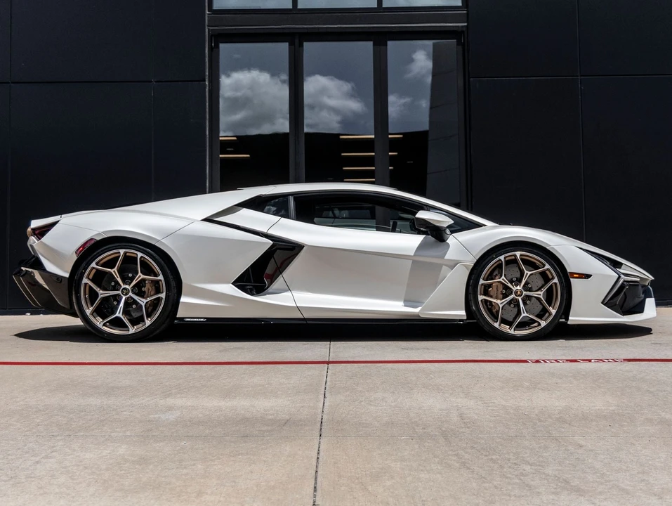 2026 Lamborghini Revuelto - Image 11 of 31
