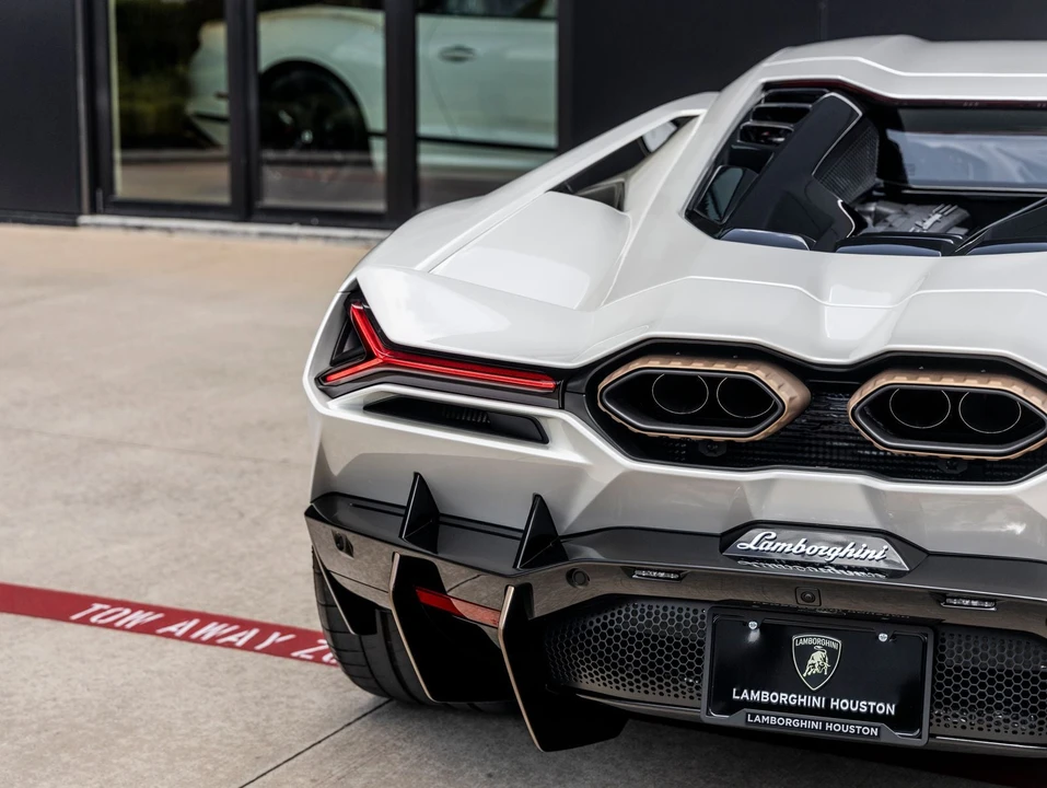 2026 Lamborghini Revuelto - Image 12 of 31