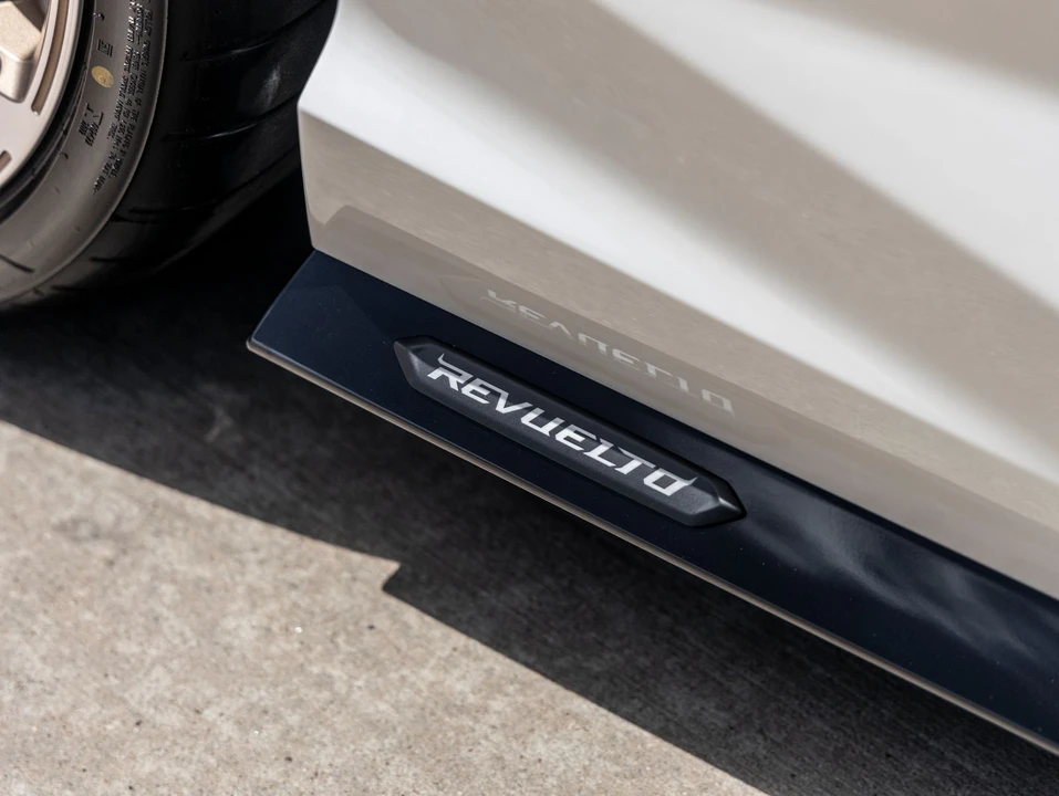2026 Lamborghini Revuelto - Image 16 of 31