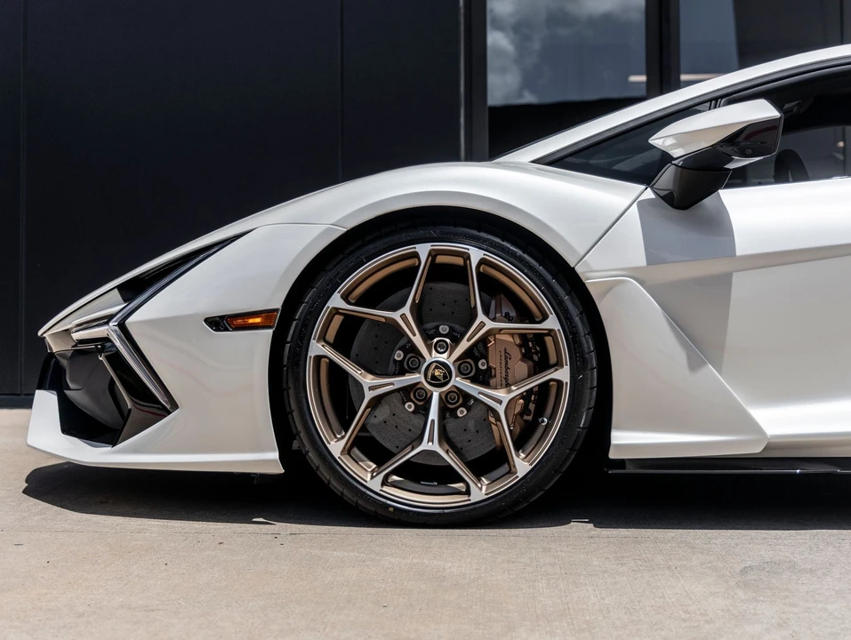 2026 Lamborghini Revuelto - Image 17 of 31