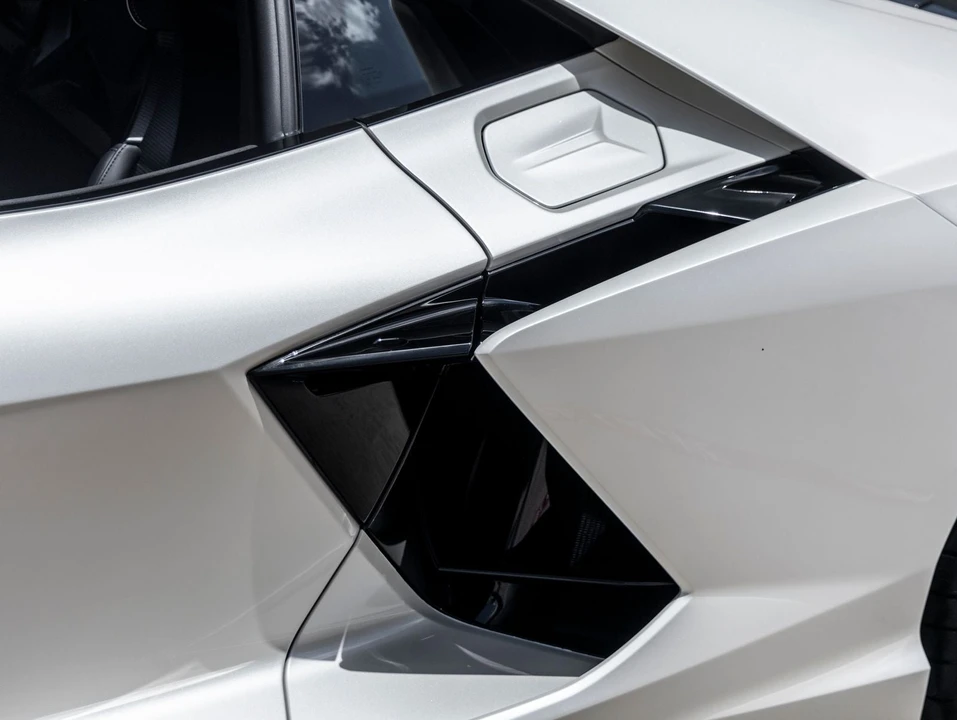 2026 Lamborghini Revuelto - Image 18 of 31