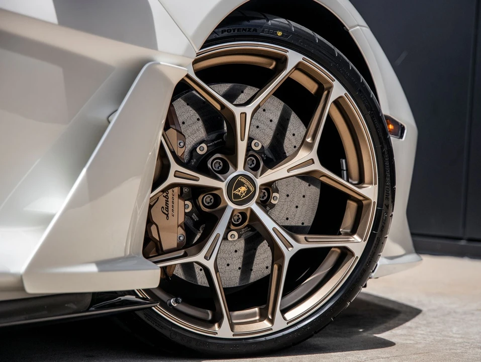 2026 Lamborghini Revuelto - Image 19 of 31