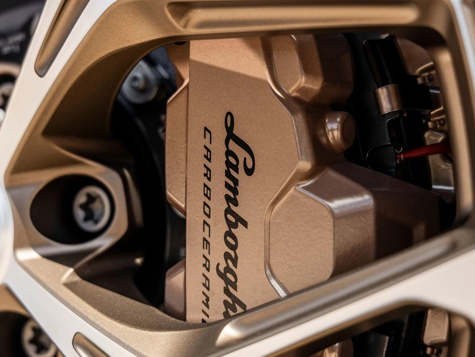 2026 Lamborghini Revuelto - Image 21 of 31