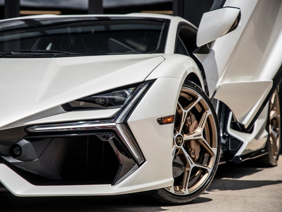 2026 Lamborghini Revuelto - Image 22 of 31