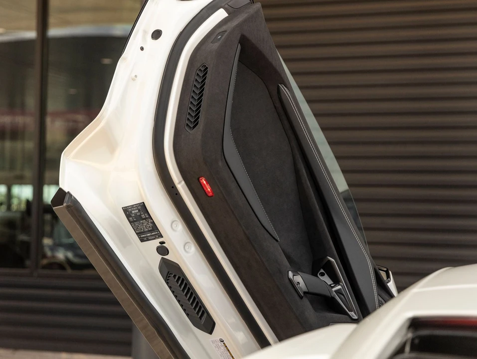 2026 Lamborghini Revuelto - Image 26 of 31