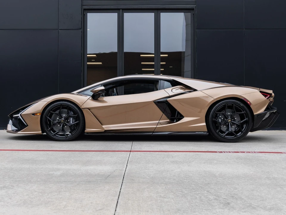 2026 Lamborghini Revuelto - Image 11 of 31