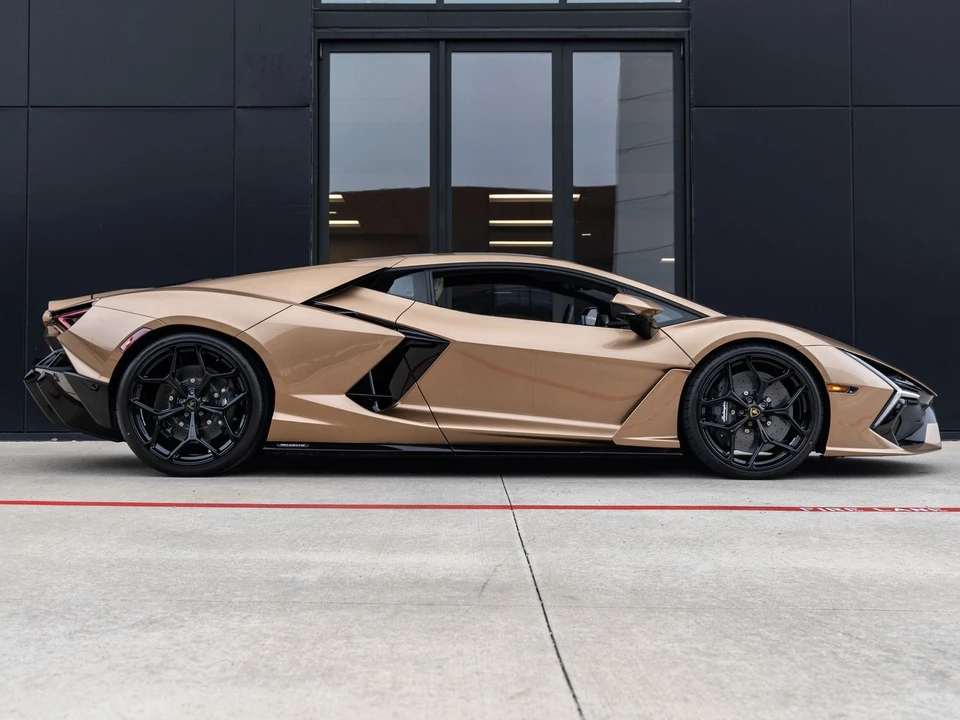 2026 Lamborghini Revuelto - Image 12 of 31