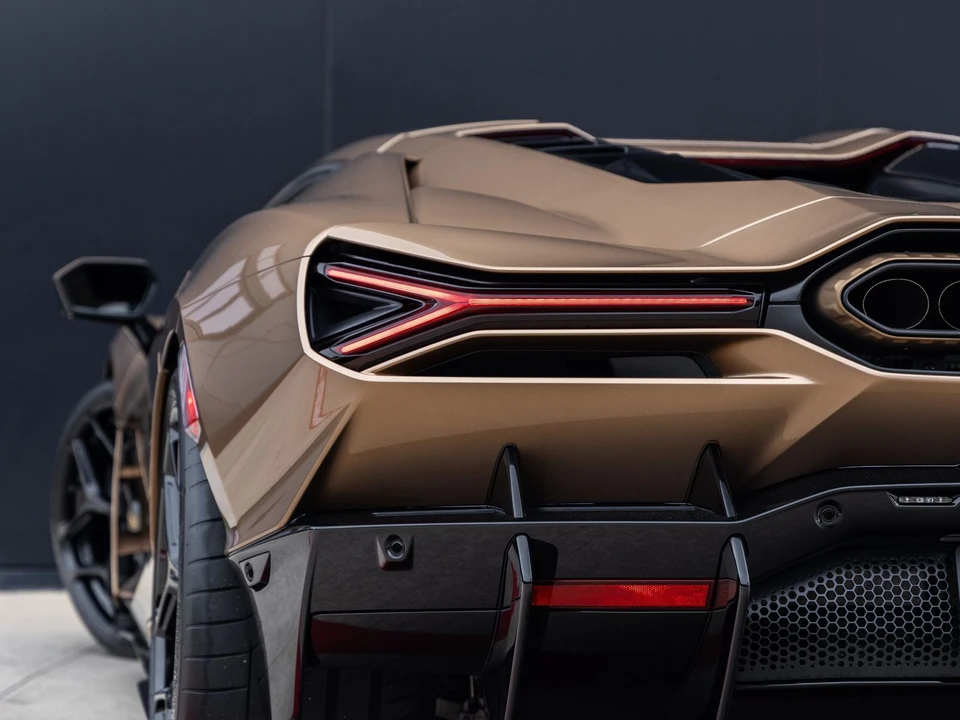 2026 Lamborghini Revuelto - Image 14 of 31