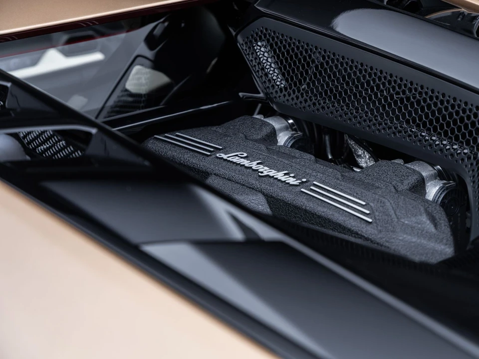 2026 Lamborghini Revuelto - Image 17 of 31