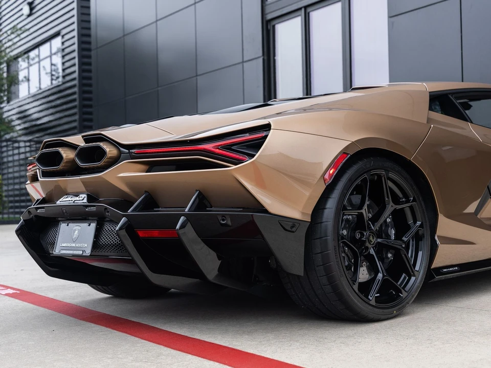 2026 Lamborghini Revuelto - Image 19 of 31