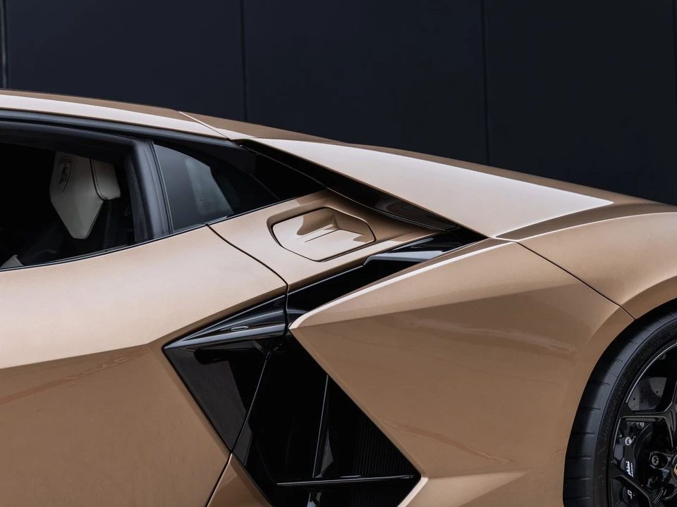 2026 Lamborghini Revuelto - Image 22 of 31