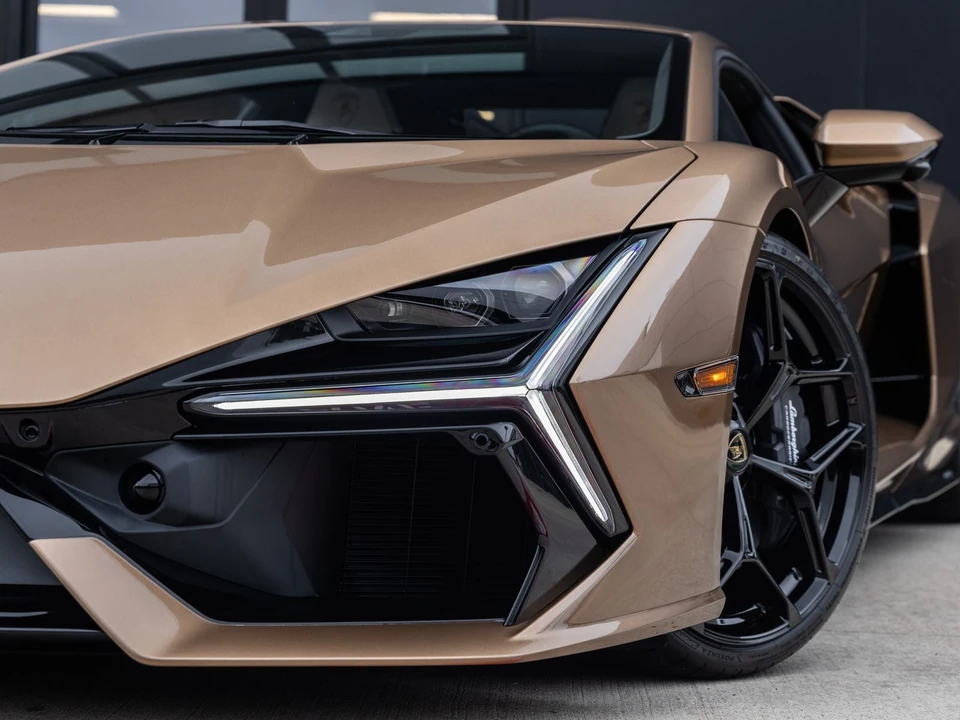2026 Lamborghini Revuelto - Image 25 of 31