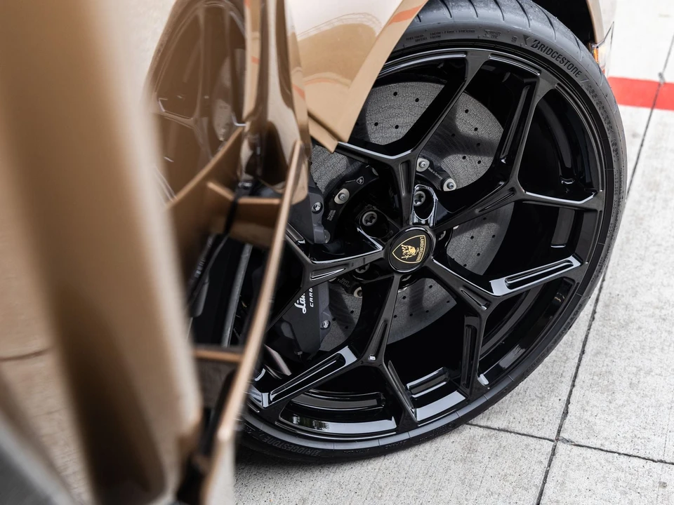 2026 Lamborghini Revuelto - Image 28 of 31