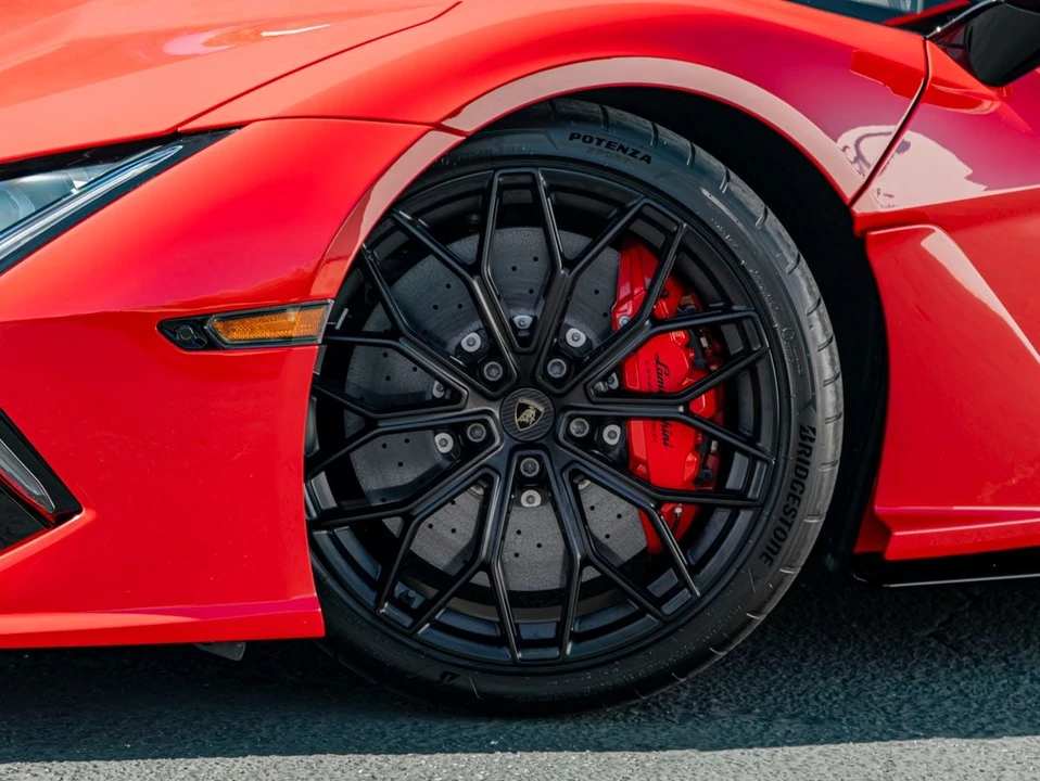 2026 Lamborghini Revuelto - Image 11 of 31