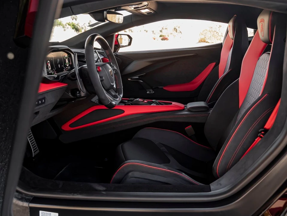 2026 Lamborghini Revuelto - Image 15 of 31