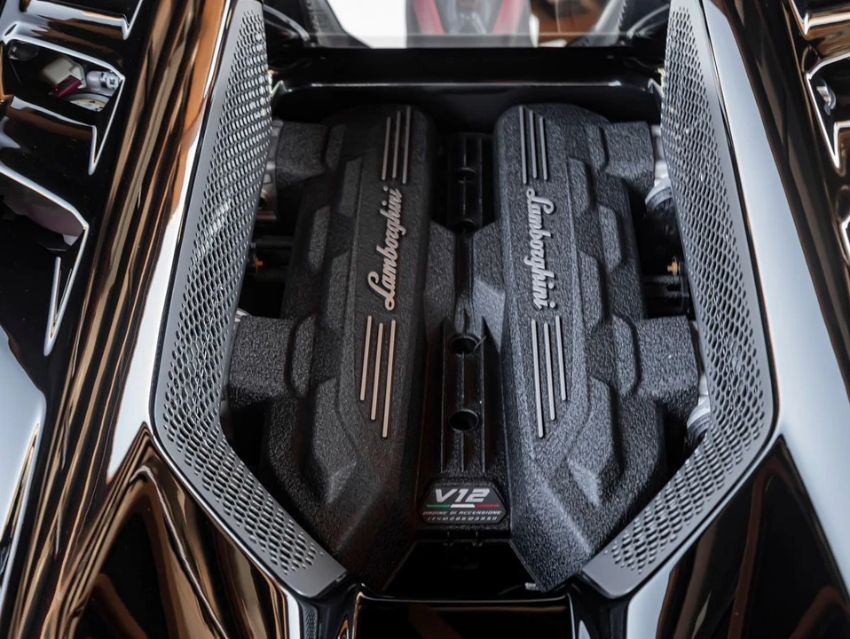 2026 Lamborghini Revuelto - Image 23 of 31