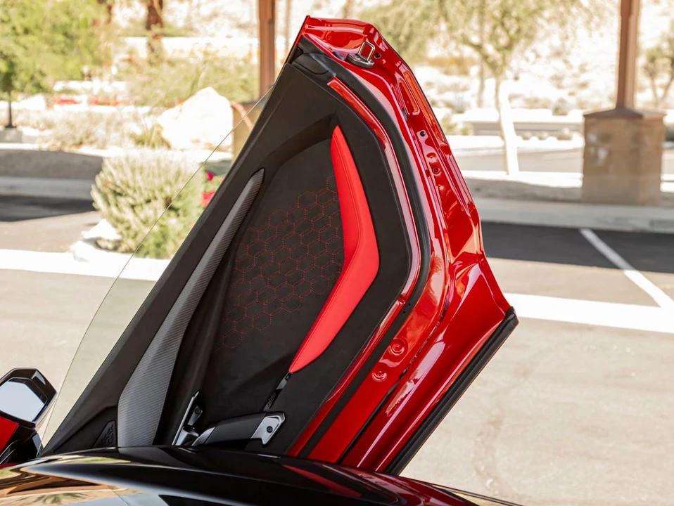 2026 Lamborghini Revuelto - Image 25 of 31