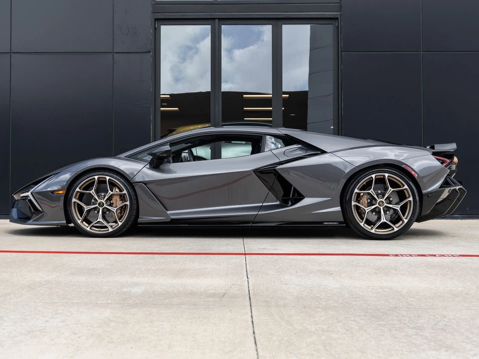 2026 Lamborghini Revuelto - Image 10 of 31