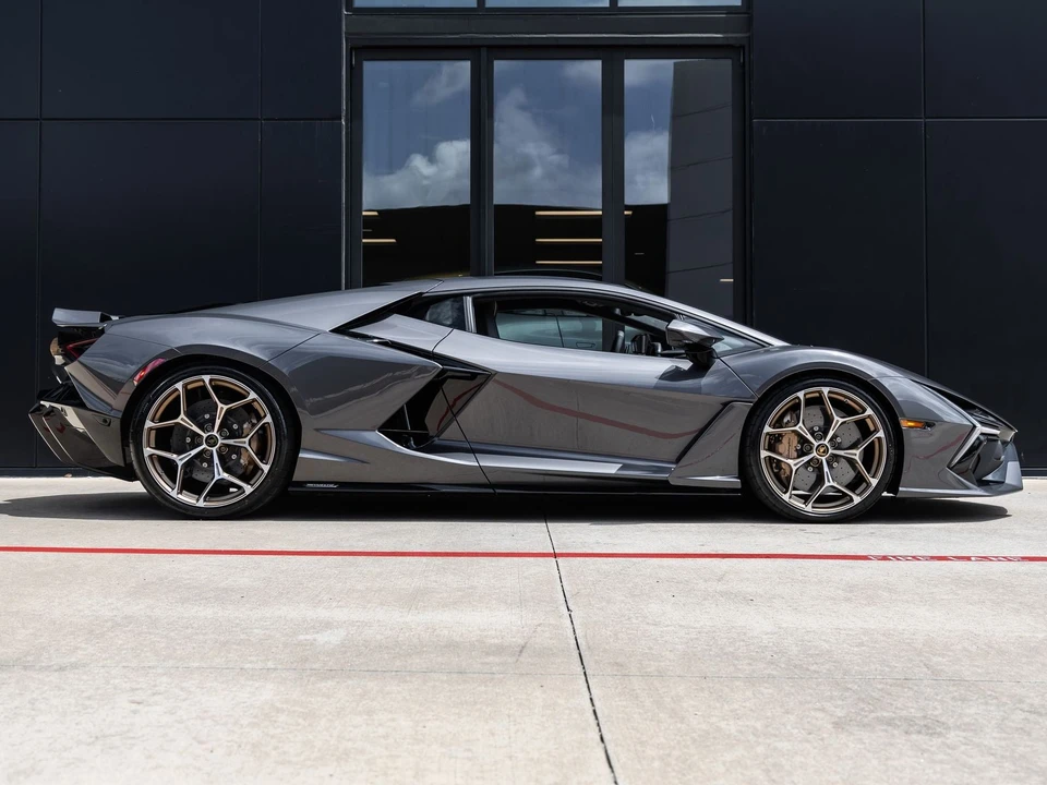 2026 Lamborghini Revuelto - Image 11 of 31