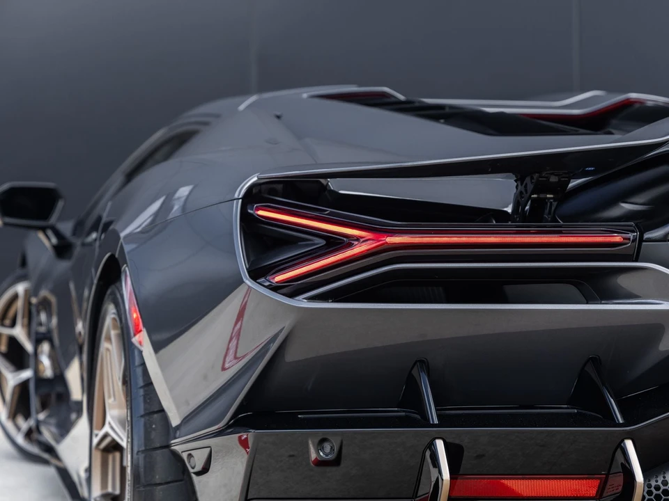 2026 Lamborghini Revuelto - Image 15 of 31