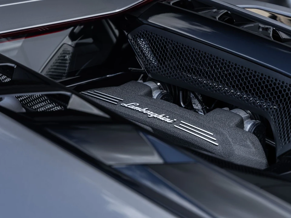 2026 Lamborghini Revuelto - Image 17 of 31