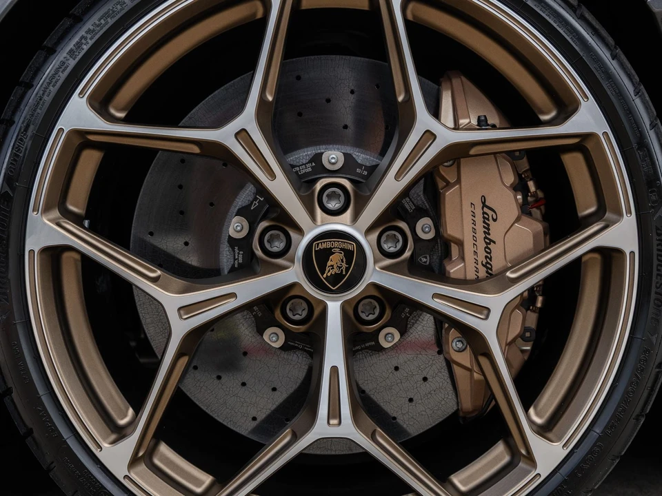 2026 Lamborghini Revuelto - Image 18 of 31