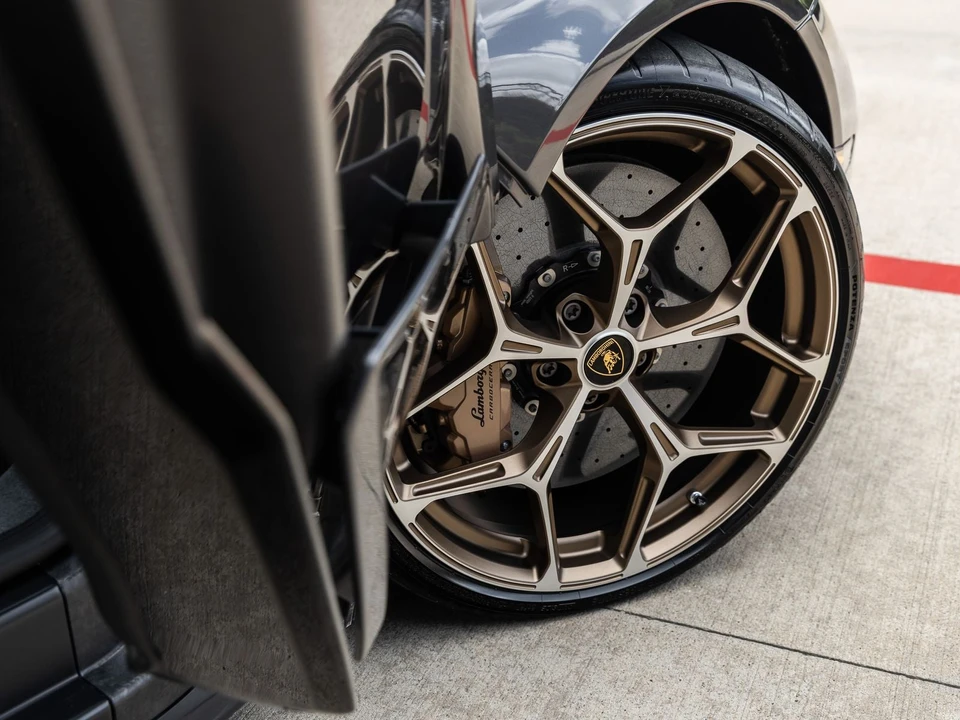 2026 Lamborghini Revuelto - Image 23 of 31