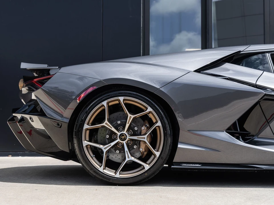 2026 Lamborghini Revuelto - Image 25 of 31