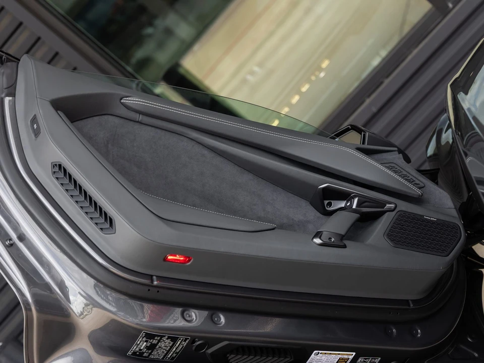 2026 Lamborghini Revuelto - Image 27 of 31
