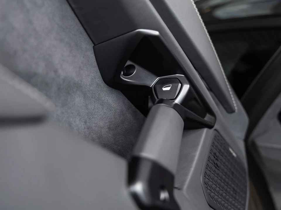 2026 Lamborghini Revuelto - Image 28 of 31
