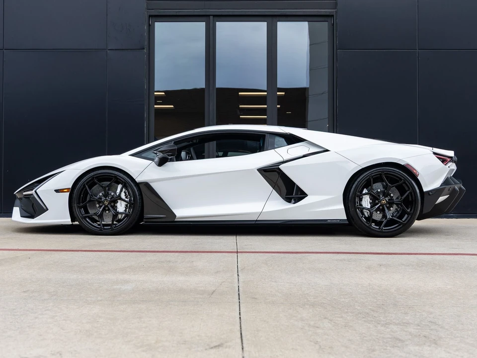 2026 Lamborghini Revuelto - Image 11 of 31