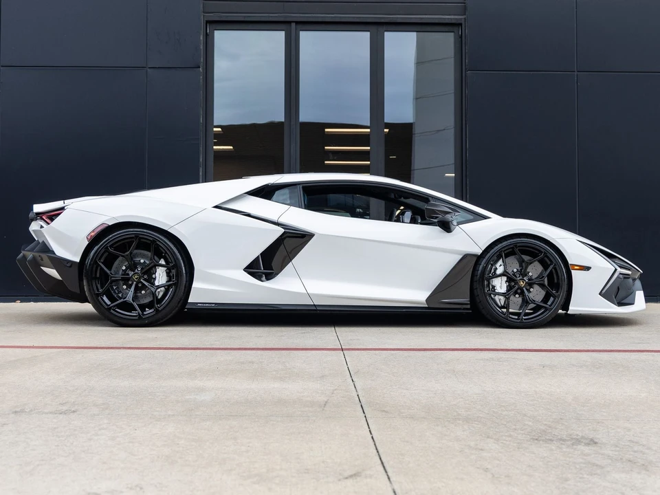 2026 Lamborghini Revuelto - Image 12 of 31