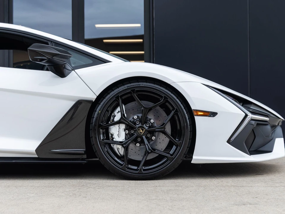 2026 Lamborghini Revuelto - Image 13 of 31