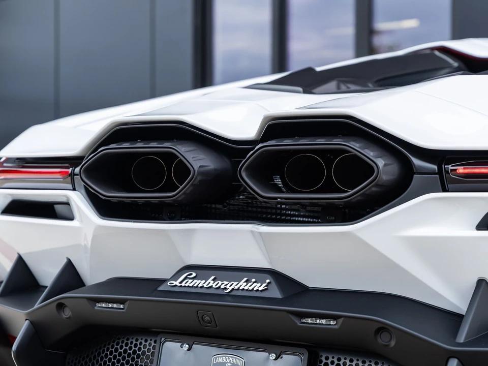 2026 Lamborghini Revuelto - Image 15 of 31