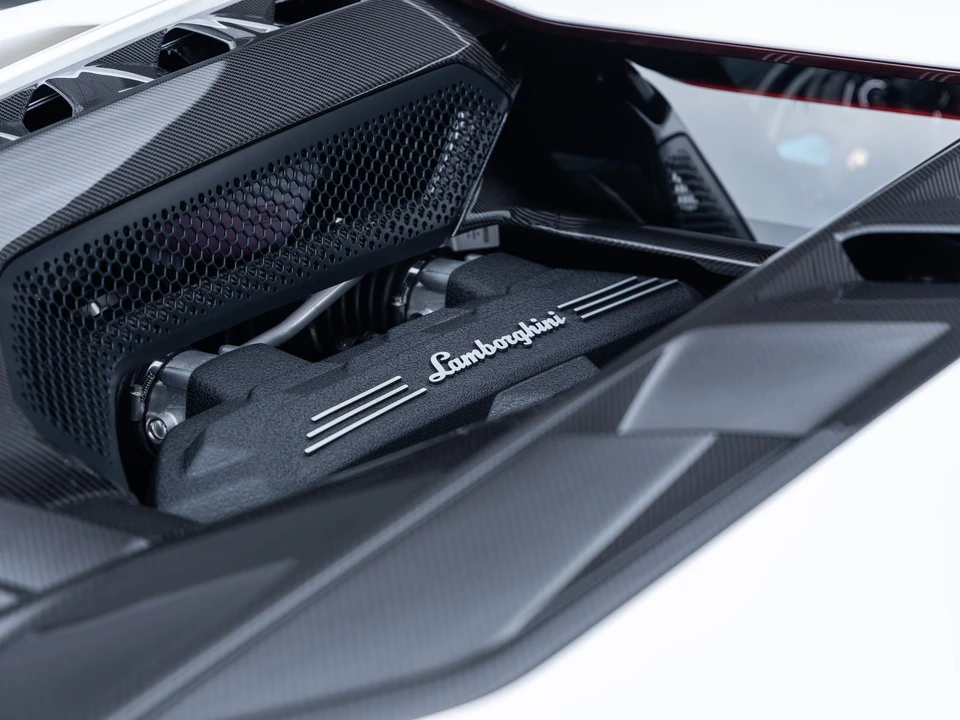 2026 Lamborghini Revuelto - Image 16 of 31