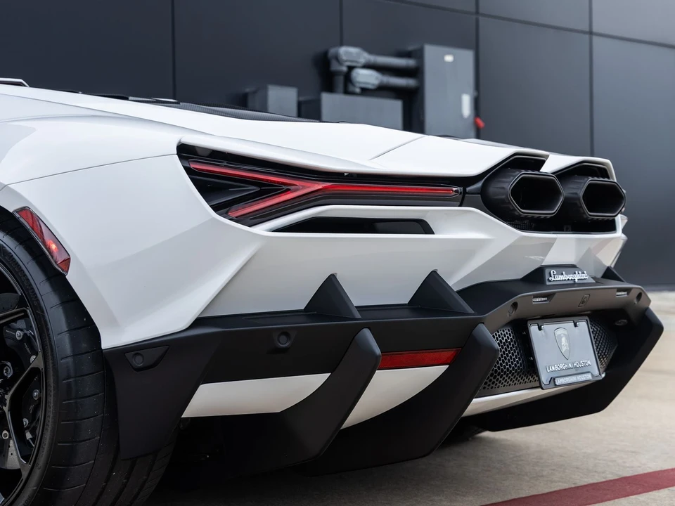2026 Lamborghini Revuelto - Image 19 of 31