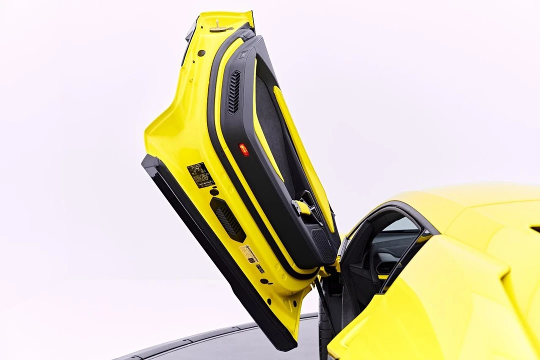 2026 Lamborghini Revuelto - Image 16 of 31