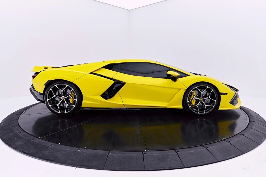 2026 Lamborghini Revuelto - Image 12 of 31