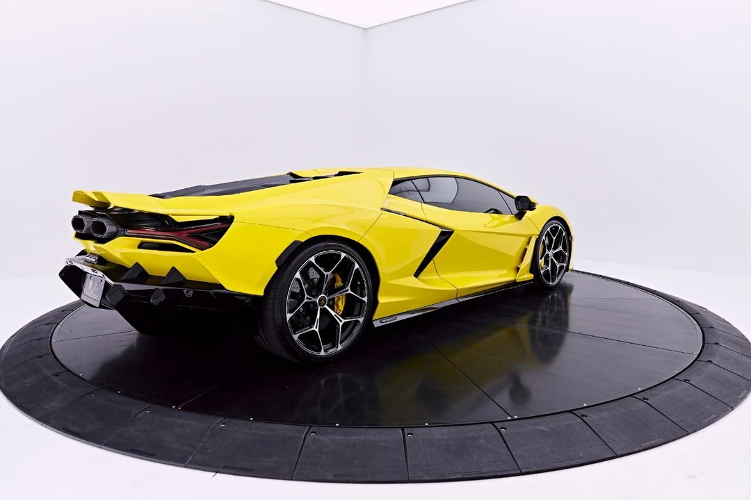 2026 Lamborghini Revuelto - Image 13 of 31