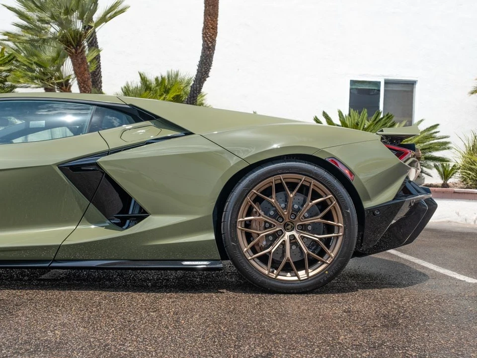 2026 Lamborghini Revuelto - Image 19 of 28
