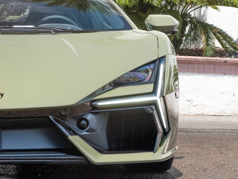 2026 Lamborghini Revuelto - Image 23 of 28