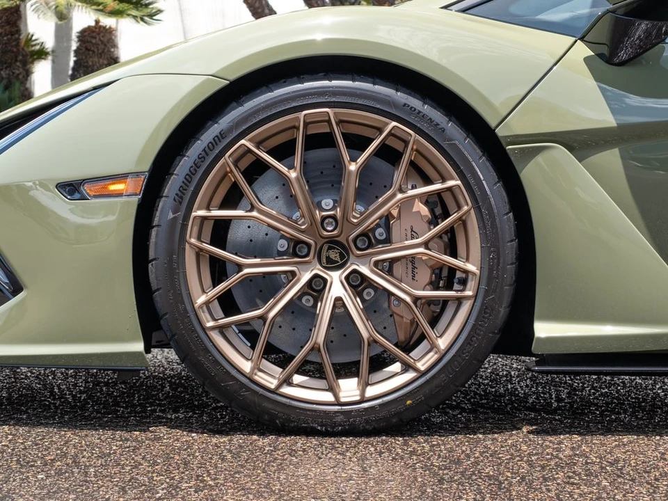 2026 Lamborghini Revuelto - Image 9 of 28
