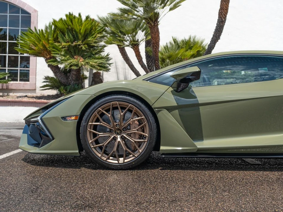 2026 Lamborghini Revuelto - Image 18 of 28