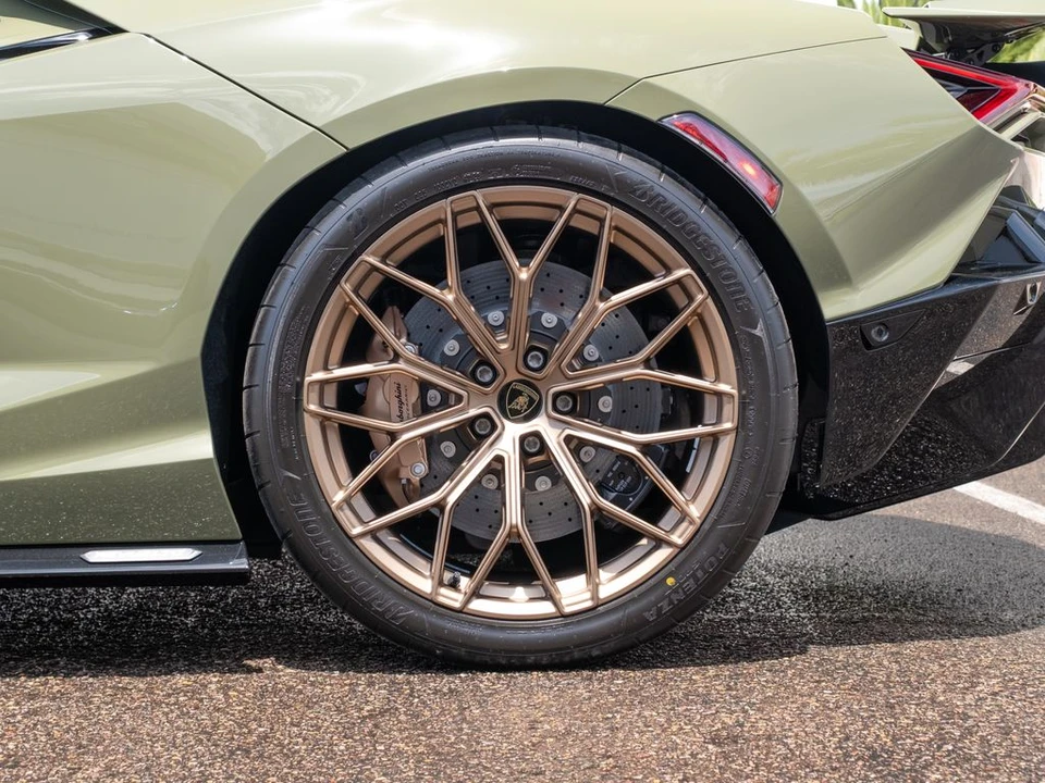 2026 Lamborghini Revuelto - Image 20 of 28